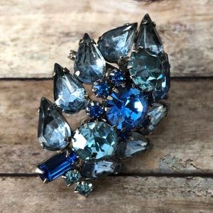 VIntage brooch blue rhinestones
